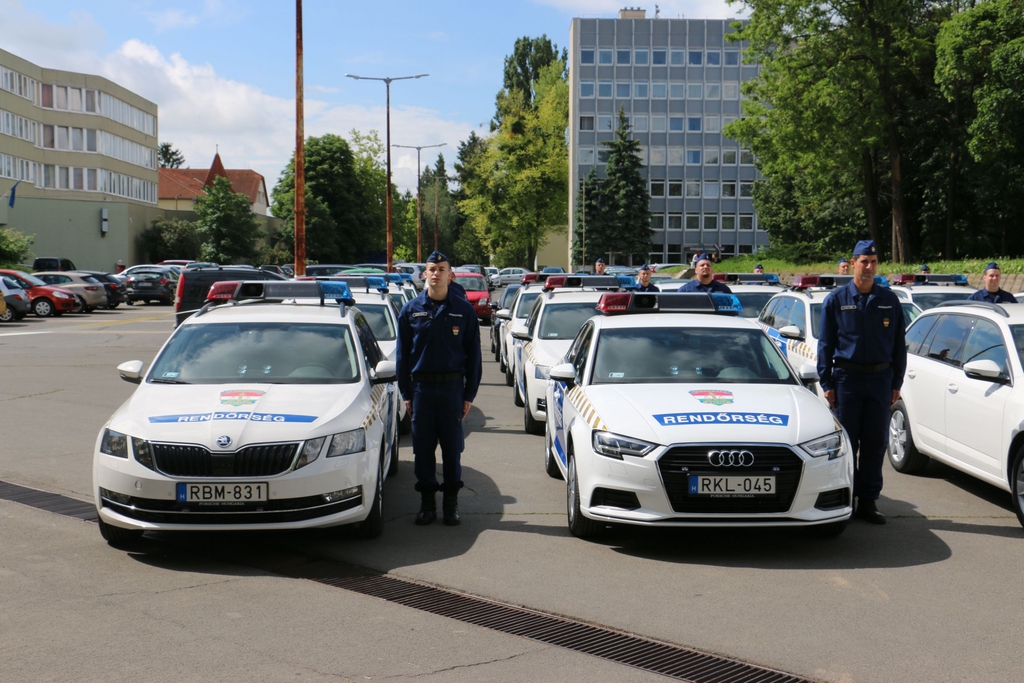 Új rendőrautók érkeztek Somogyba (5 / 3. kép)