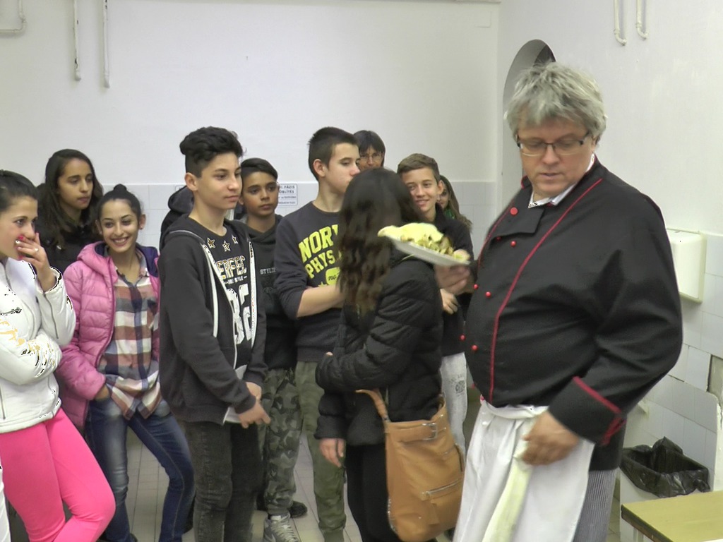 Mészáros Zoltán cukrász- és szakács szakoktató palacsintával kínálja a diákokat az Árpád fejedelem iskola konyháján (3 / 3. kép)
