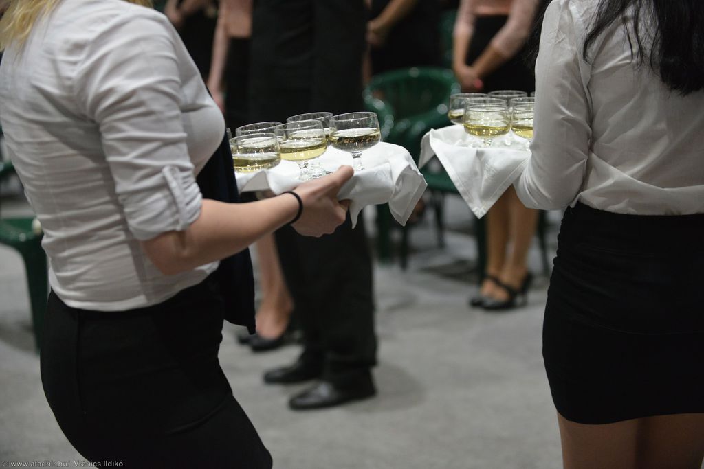 A pohárköszöntő után a végzősök pezsgővel koccintottak (50 / 3. kép)