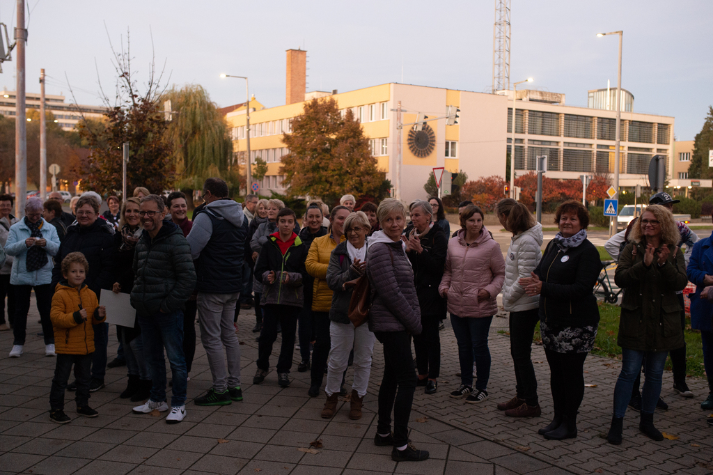 Élőláncot alkottak a nagyatádiak a pedagógusokért - Fotók: Röhrig Dániel (14 / 2. kép)