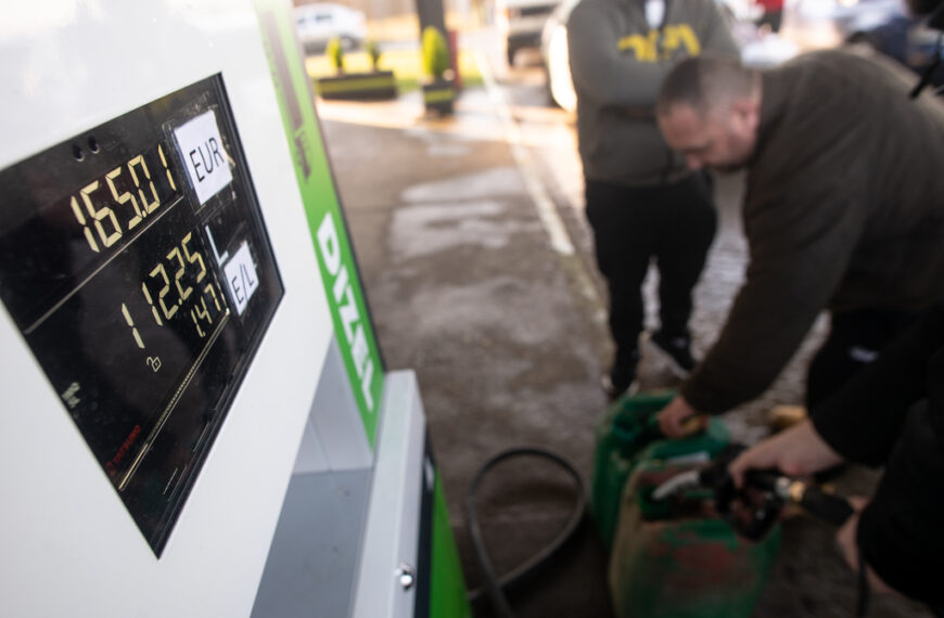 Nemcsak az autóba, kannákba is tankolnak a horvát kutakon. Fotó: Röhrig Dániel