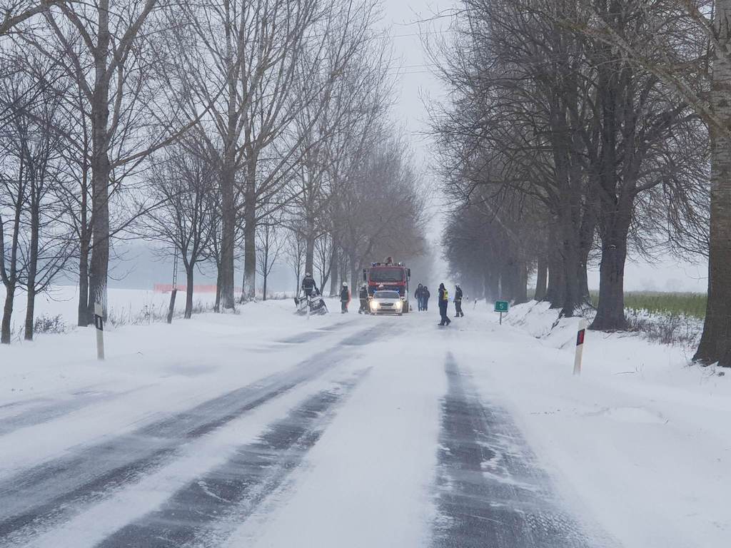 Mindenfelé hóátfúvások teszik rendkívül csúszóssá az utakat (5 / 3. kép)
