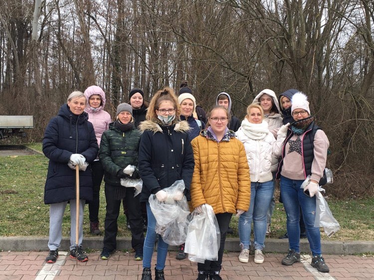 24 zsák szemetet szedtek a tóparton (4 / 2. kép)