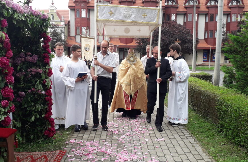A déli sátor a templom bejáratánál