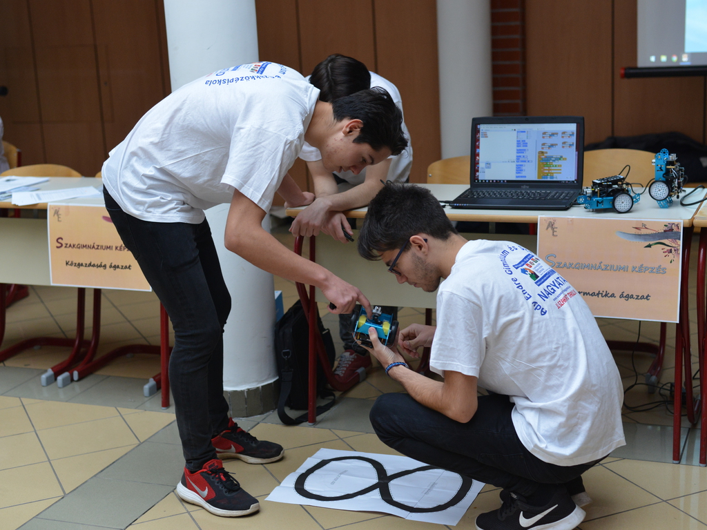 Informatika szakos tanulók épp robotokat programoznak (48 / 20. kép)