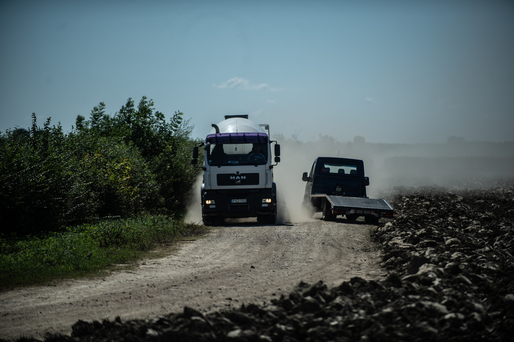 A leszakadt Rinya-híd Segesdnél, az elkerülő földút és a munkálatok Beleg környékén (26 / 19. kép)
