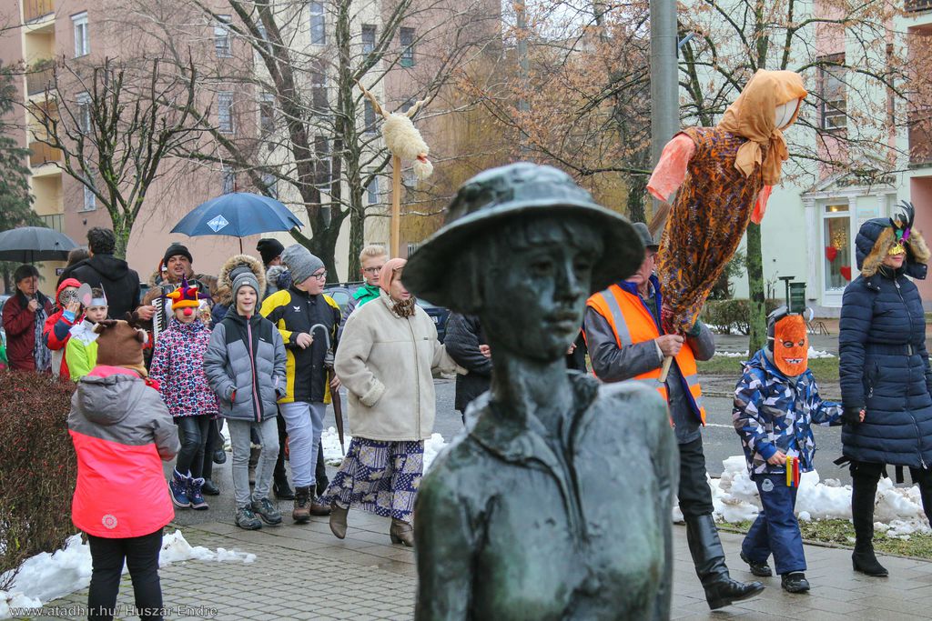 Elégették minden baj jelképét (85 / 20. kép)