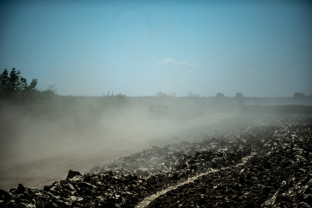 A leszakadt Rinya-híd Segesdnél, az elkerülő földút és a munkálatok Beleg környékén (26 / 20. kép)