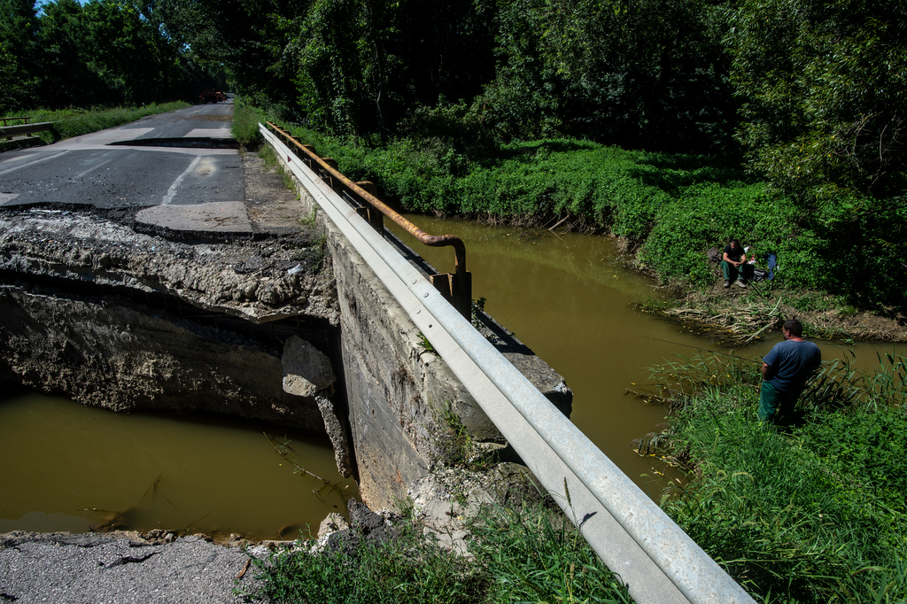 A leszakadt Rinya-híd Segesdnél, az elkerülő földút és a munkálatok Beleg környékén (26 / 21. kép)