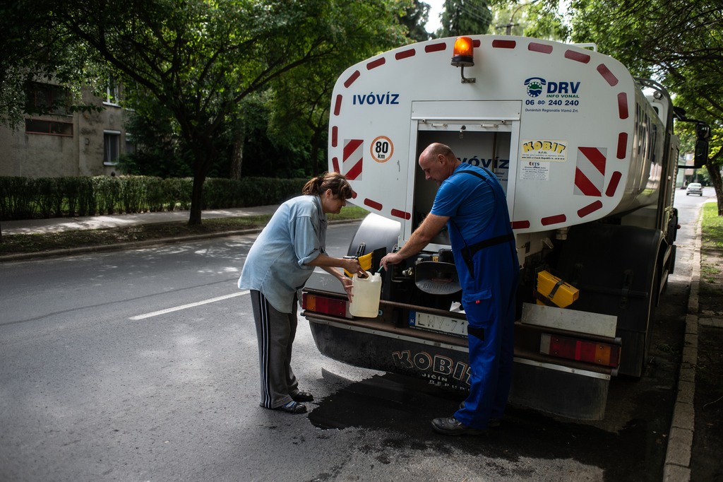 A DRV ivóvizet oszt a Hunyadi utcában