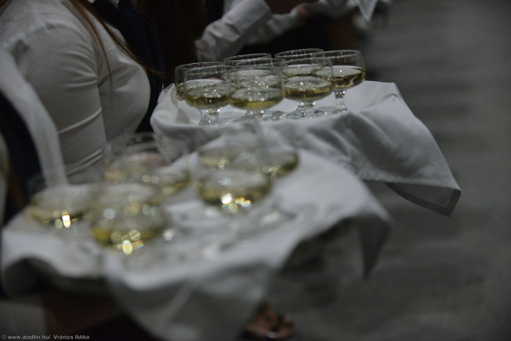 A pohárköszöntő után a végzősök pezsgővel koccintottak (50 / 25. kép)