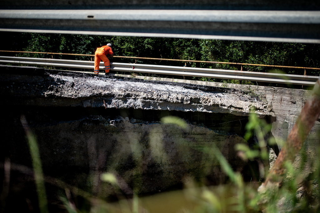 A leszakadt Rinya-híd Segesdnél, az elkerülő földút és a munkálatok Beleg környékén (26 / 1. kép)