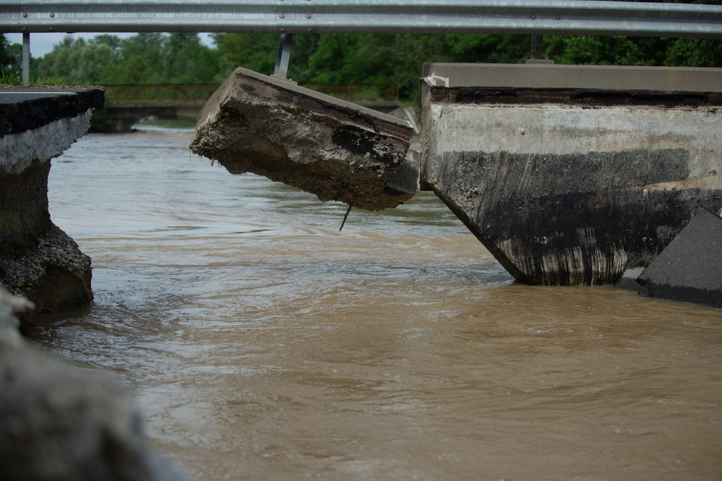 Az áradás ereje leszakított a hidat is az elkerülő úton