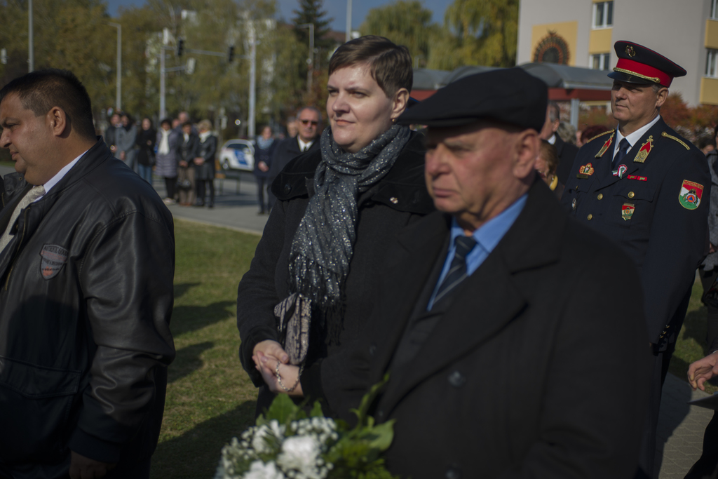 A helyi szervezetek képviselői koszorúikkal tisztelegtek a hősök emléke előtt - Fotó: Röhrig Dániel (24 / 22. kép)