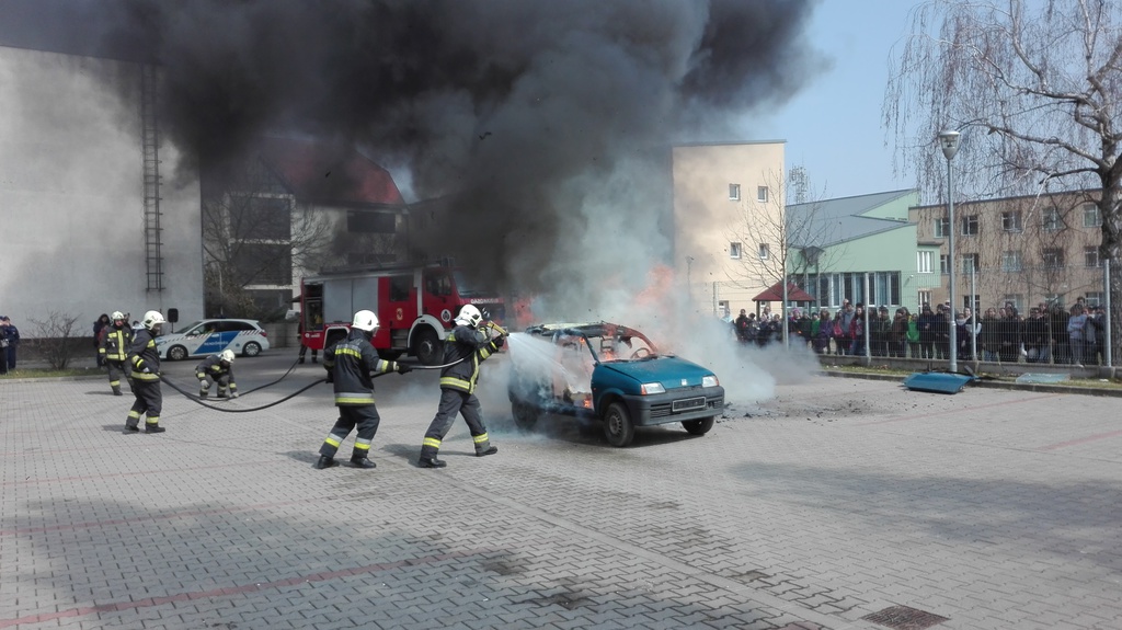 A kocsi belsejét felemésztették a lángok (31 / 25. kép)