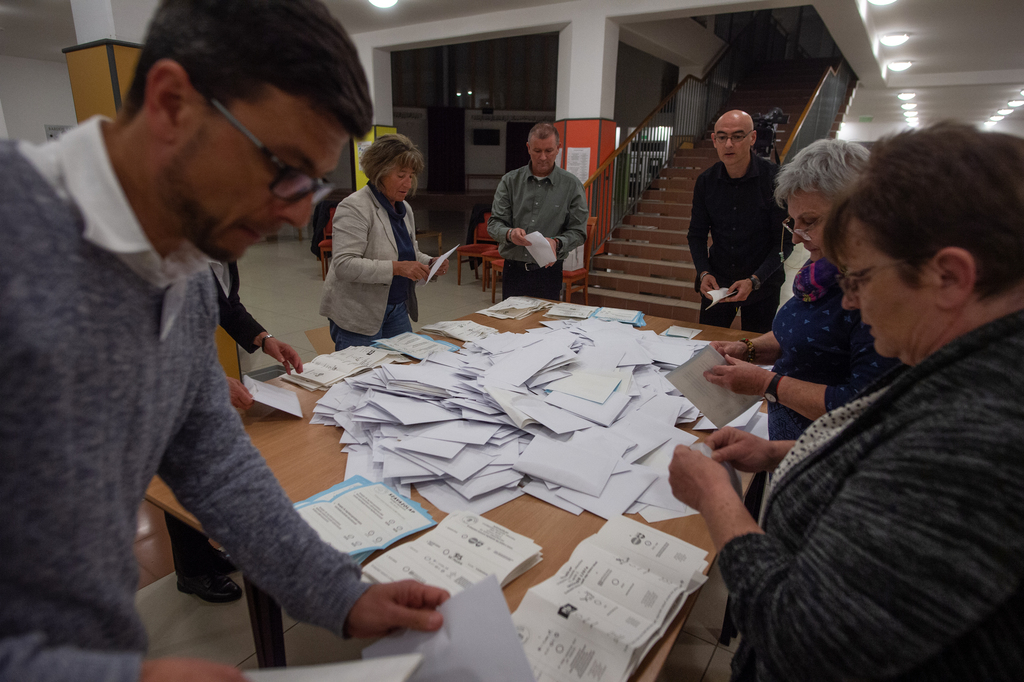 Urnanyitás a 4. számú választókörzet szavazóhelyén. A zöld borítékok az átjelentkezettek borítékai. (4 / 3. kép)