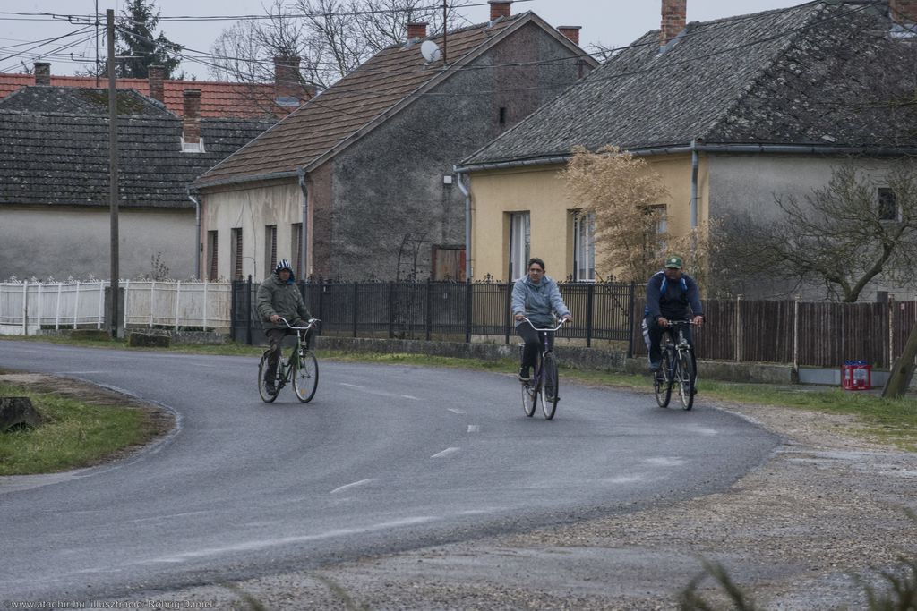 Gyászol a falu Háromfán (6 / 4. kép)