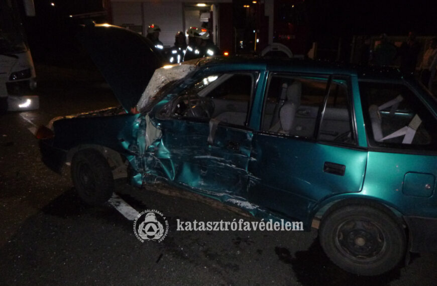 Busz és autó karambolozott Nagyatádon