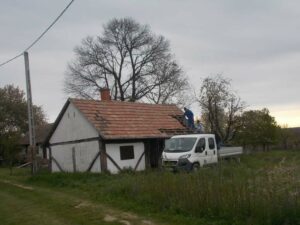 Már kipakolták a tetőcserepeket a Vilma-ház udvarán