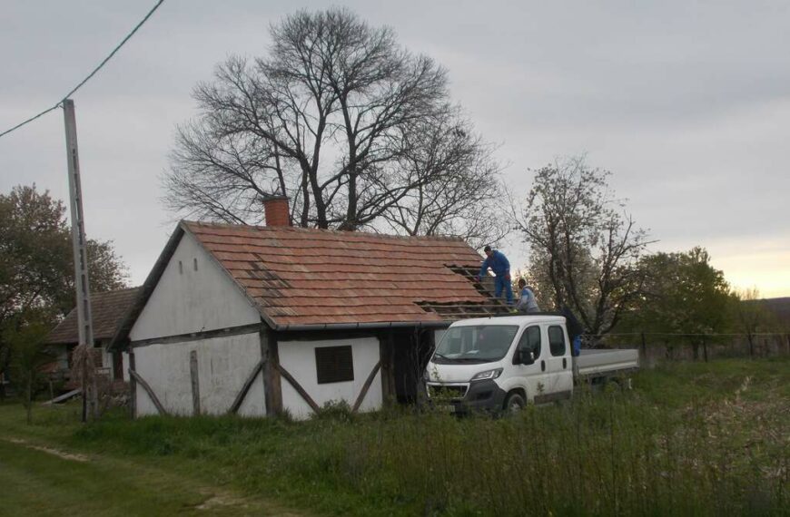 Már kipakolták a tetőcserepeket a Vilma-ház udvarán