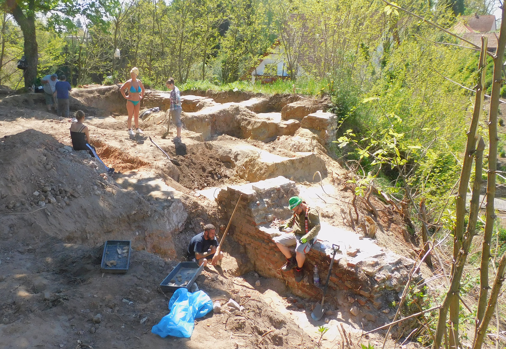Kard, puskák, aranypénzek is előkerültek egy ásatáson Berzence váránál (6 / 3. kép)