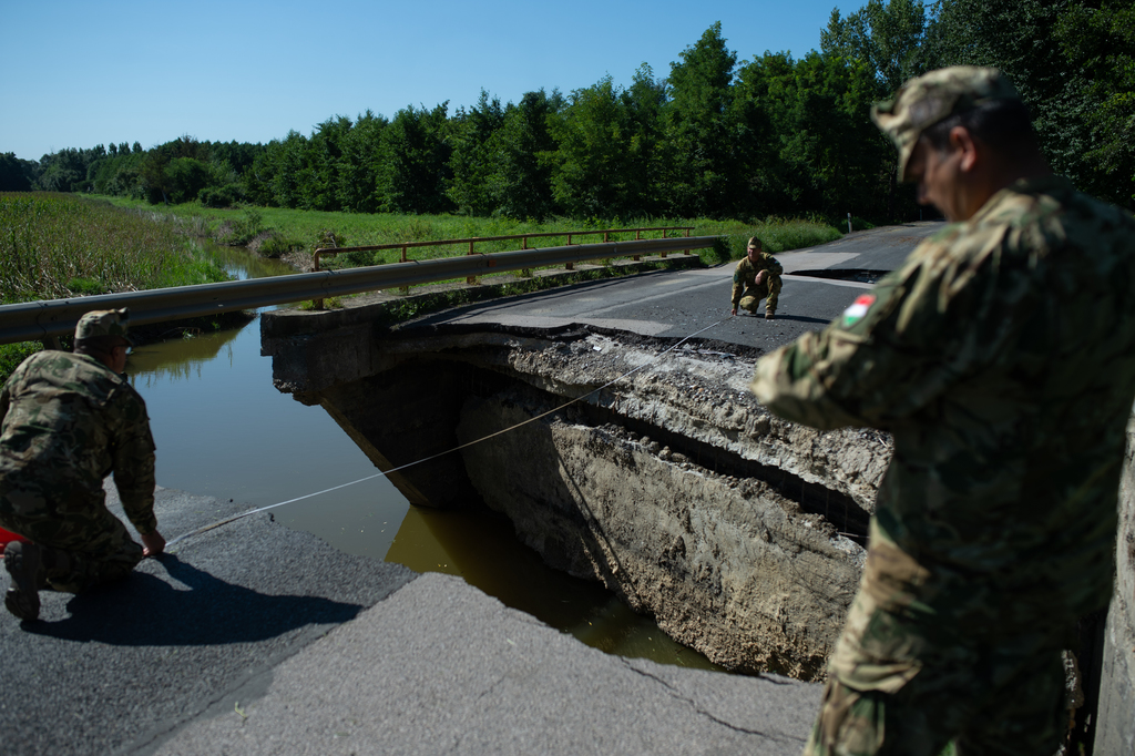 A leszakadt Rinya-hidat vizsgálják a hadsereg hídépítő szakemberei (7 / 4. kép)