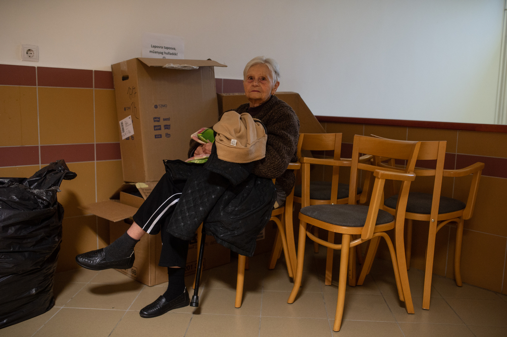 Beköltöztek az Idősek otthonának lakói az átmeneti helyükre. Fotó: Röhrig Dániel (12 / 4. kép)