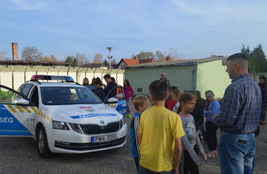 A rendőrautó volánja mögé is beülhettek