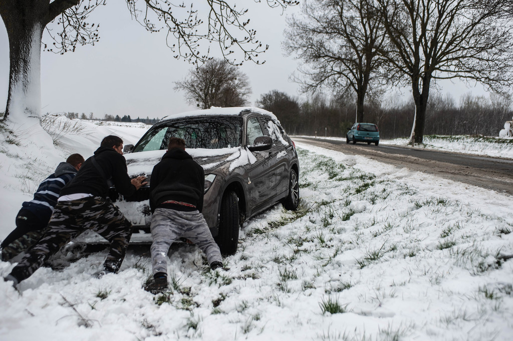 Több baleset is történt a lábodi úton a hóátfúvás miatt (9 / 3. kép)