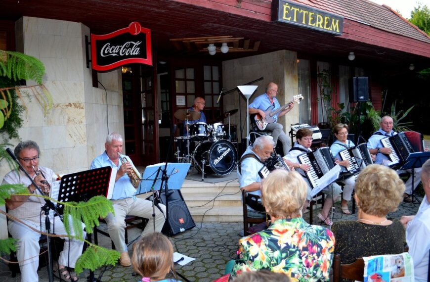 5 harmonika szólt minden este