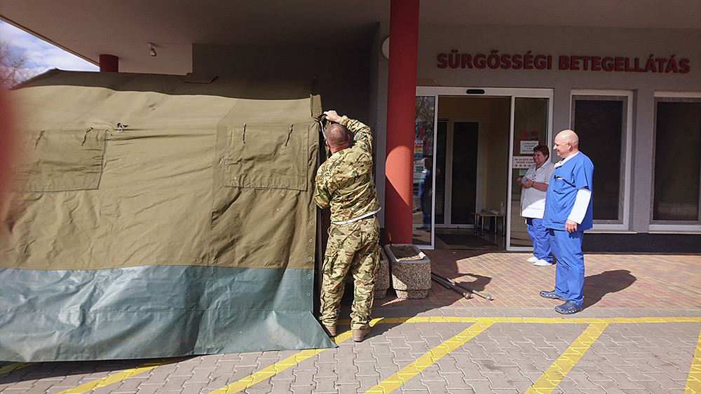 Katonák pótolták a megrongálódott sátrat a nagyatádi kórháznál (6 / 3. kép)