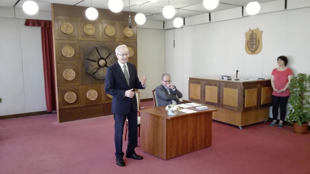Ormai István polgármester, és Dr. Gara István kuratóriumi elnök osztották ki az ösztöndíjakat