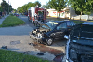 Két autó ütközött Nagyatádon. Fotók: Röhrig Dániel