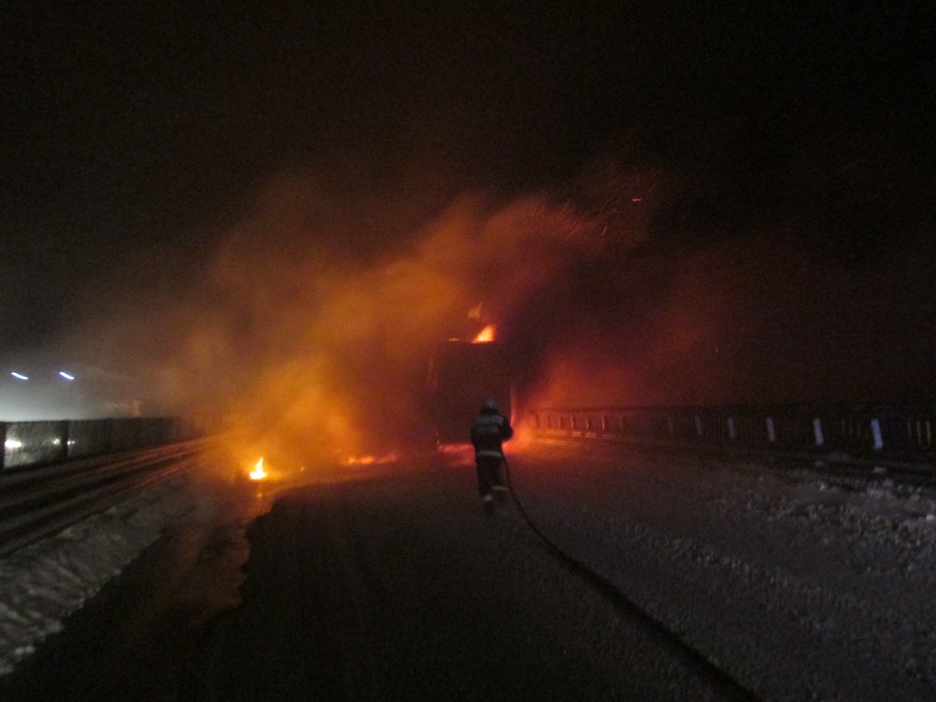A lángoló kamion az egész Budapest felé tartó sávot beborították (5 / 3. kép)