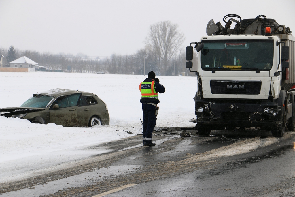 Egy teherautó és egy személyautó ütközött a 67-es főút Kaposvár és Somogyaszaló közötti szakaszán (7 / 4. kép)