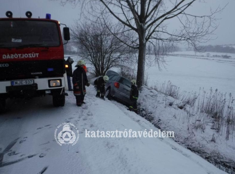 Árokba csúszott az autó (8 / 3. kép)