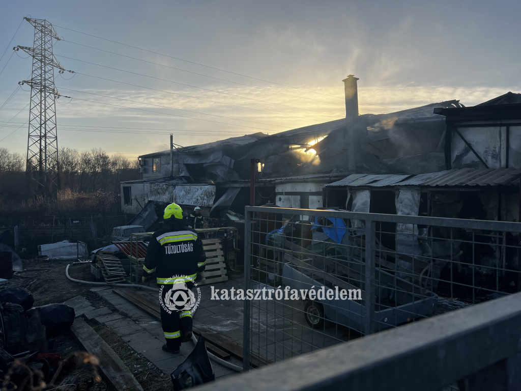 Hatalmas lángokkal égett egy gépműhely Kaposváron (3 / 3. kép)