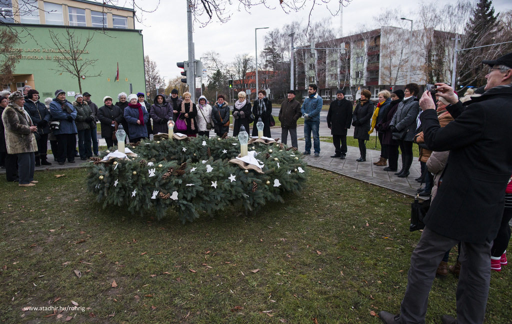 A kulturális központban állították fel idén is a város adventi koszorúját (6 / 3. kép)