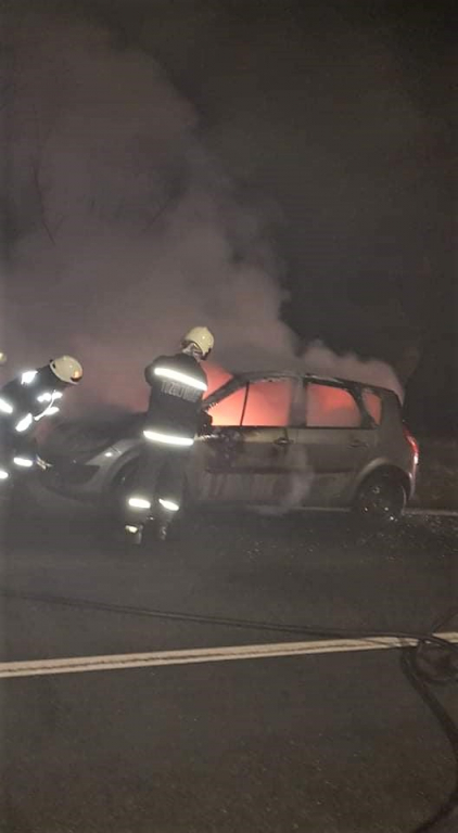 Teljesen kiégett egy autó (4 / 2. kép)