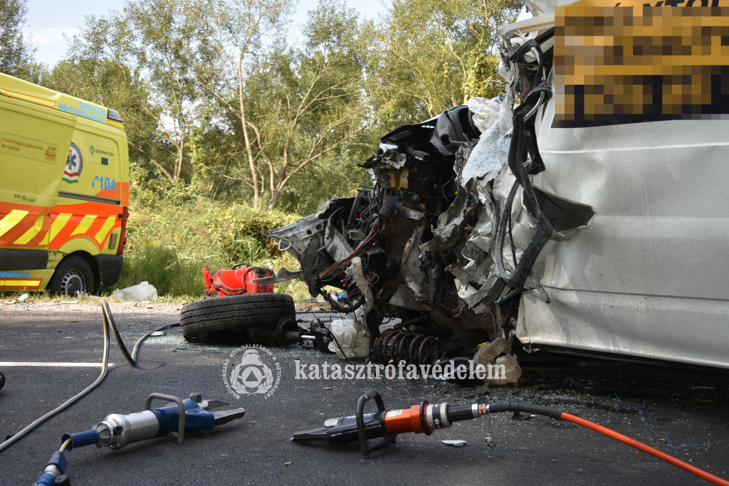 Súlyos balesetet szenvedett a nagyatádi mentő (7 / 1. kép)