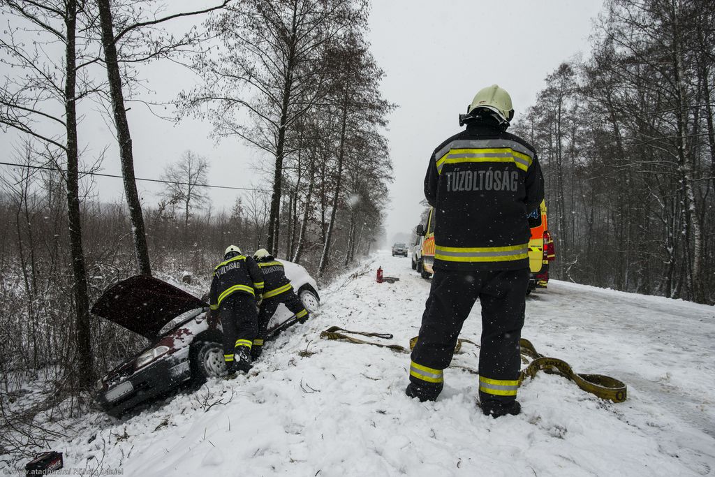 A helyszínre mentősök és tűzoltók is érkeztek (8 / 4. kép)