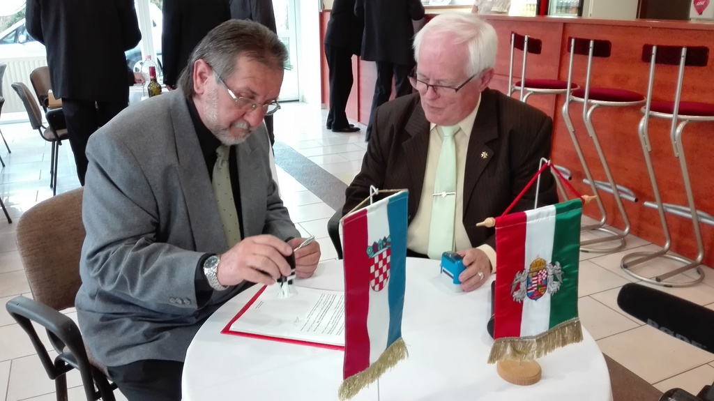 Zvonimir Prepelic és Hortobágyi Ferenc aláírják az együttműködési szerződést