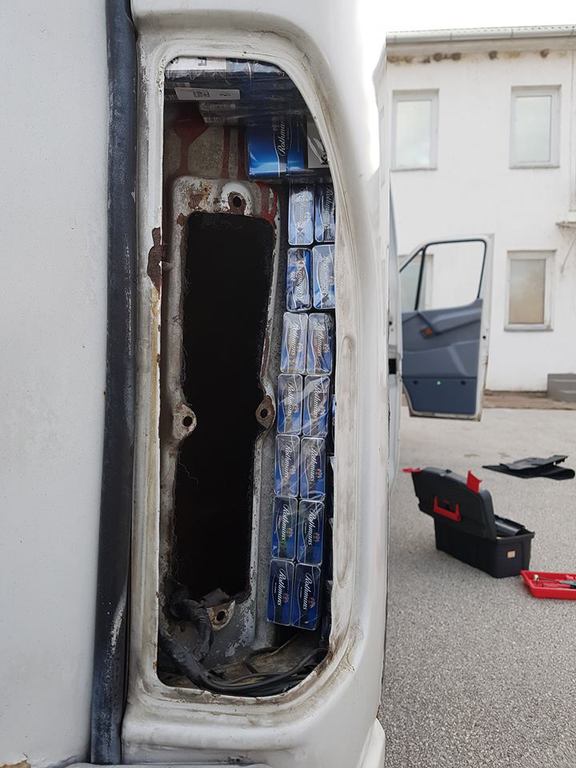 Az autó ajtajainak gyári üregeibe próbálták a dohányárut elrejteni (3 / 3. kép)