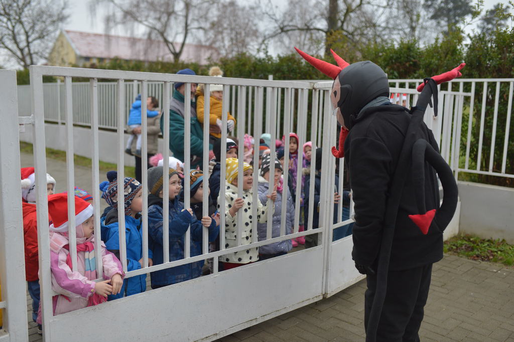 A Mikulást és kísérőit csak távolabbról köszönthették az ovisok (6 / 4. kép)