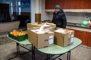 A Családok átmeneti otthonának vezetője személyesen viszi az adományt az intézménybe. Fotók: Röhrig Dániel