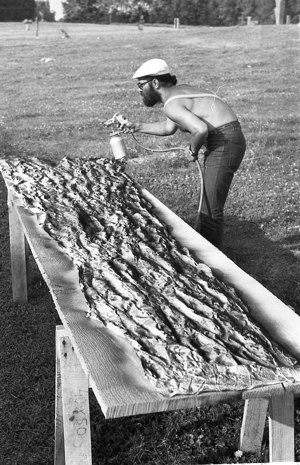 Pauer Gyula a Pszeudo fa című alkotáson dolgozik, 1978. Durgó Tibor fotója