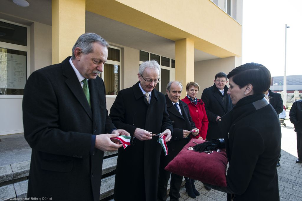 Ünnepélyes keretek közt adták át a járási hivatalt. (4 / 3. kép)