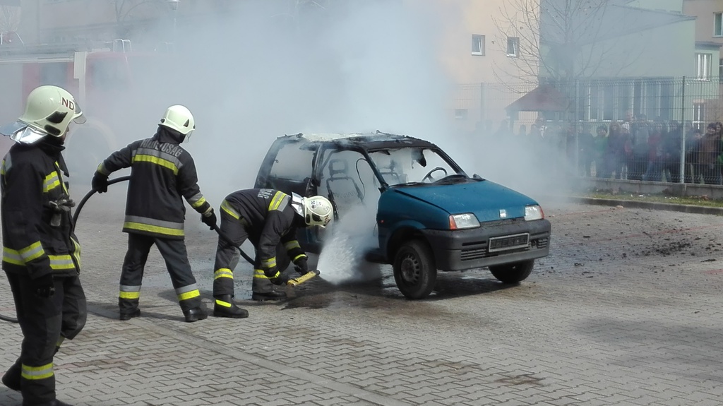 A kocsi belsejét felemésztették a lángok (31 / 27. kép)