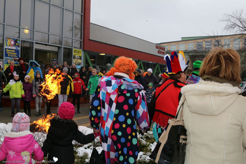 Elégették minden baj jelképét (85 / 31. kép)