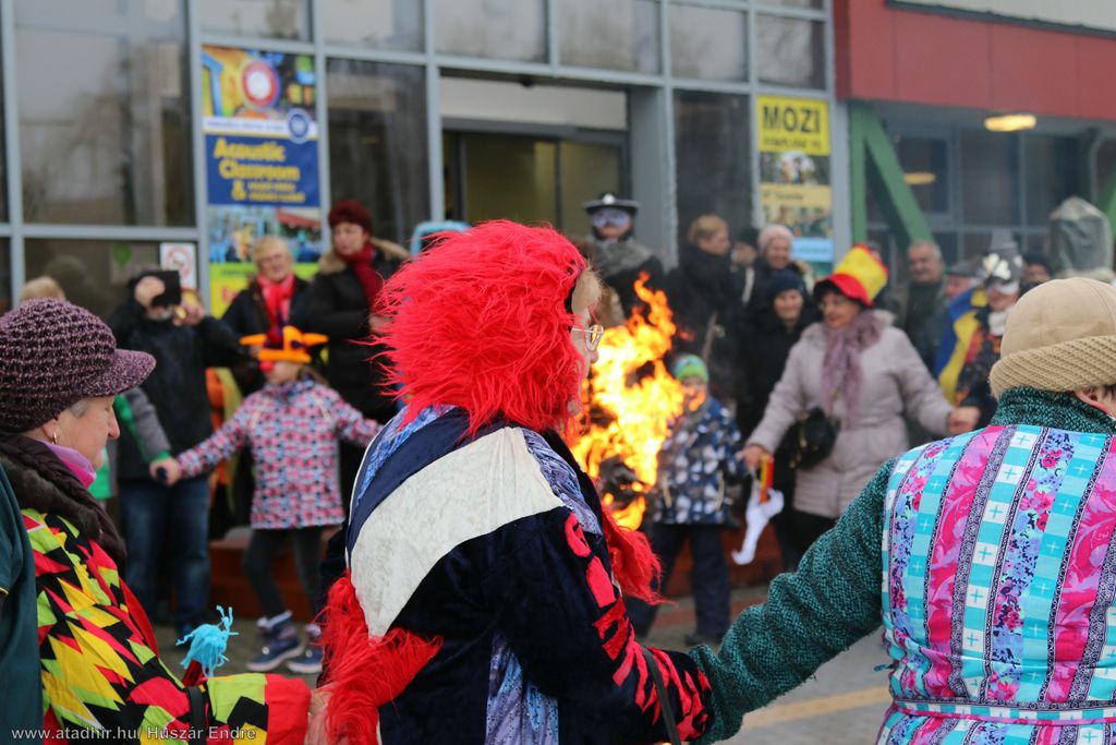 Elégették minden baj jelképét (85 / 32. kép)